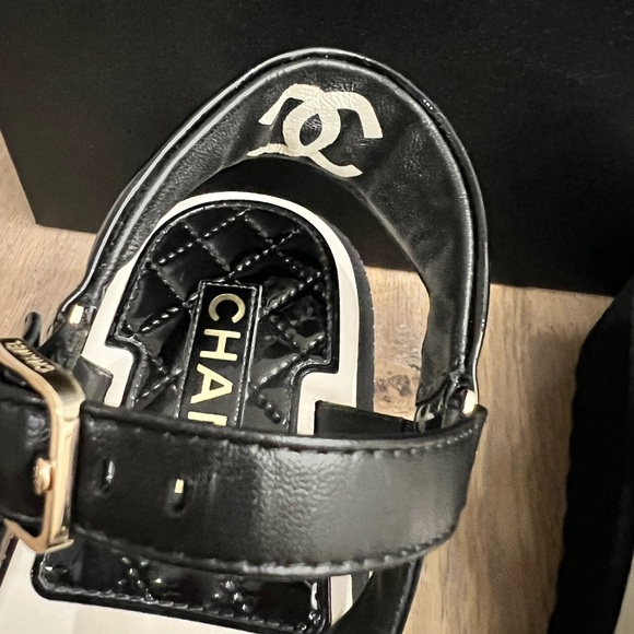 Chanel 2022 “Road to the Sun” sandal - Picture 11 of 13